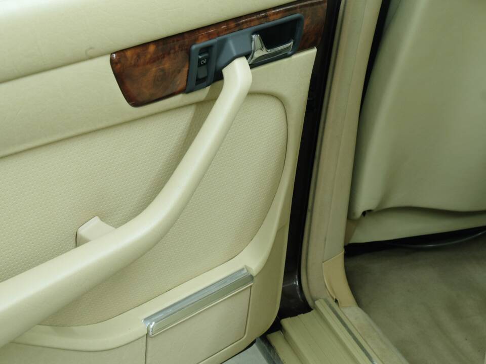 Bild 27/50 von Mercedes-Benz 380 SE (1984)