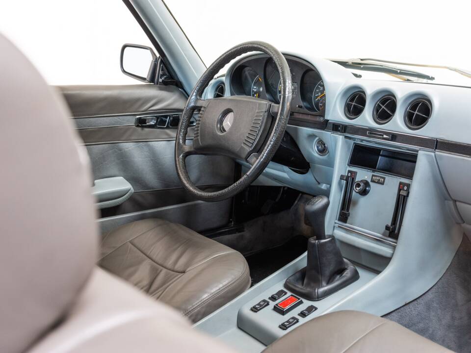 Image 10/32 of Mercedes-Benz 350 SLC (1971)