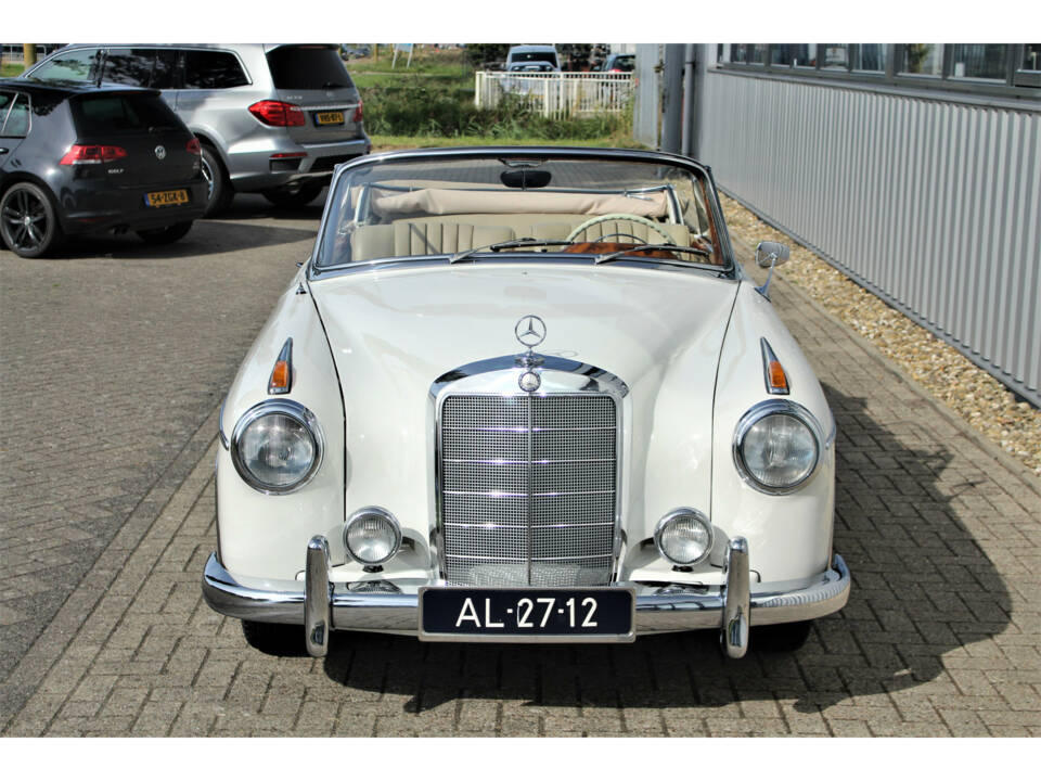 Image 20/35 of Mercedes-Benz 220 SE Cabriolet (1959)