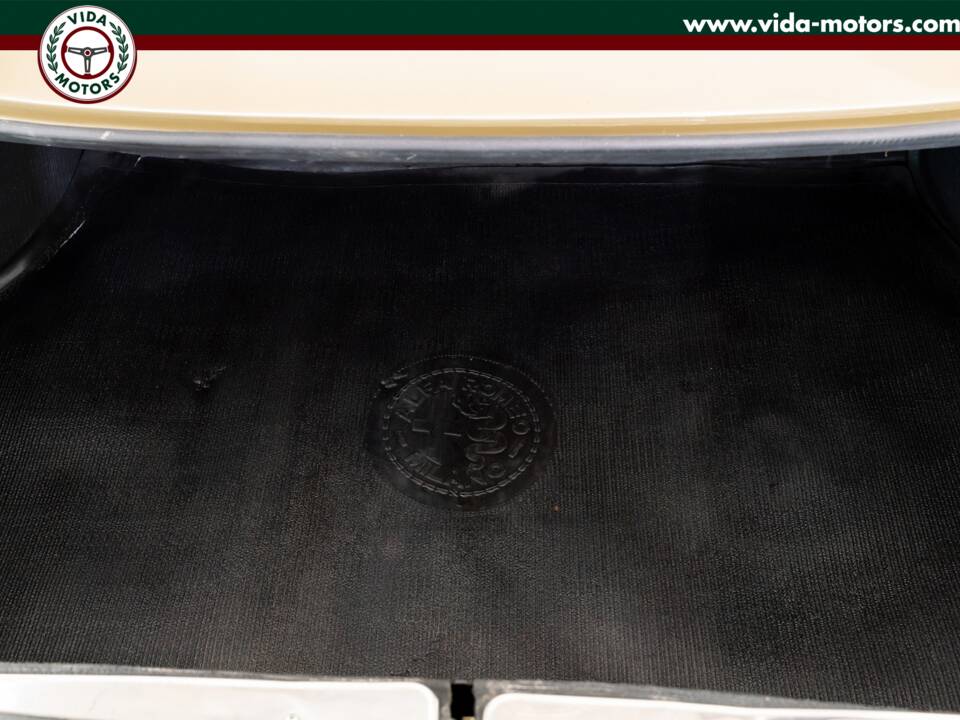 Image 13/15 de Alfa Romeo 2000 GT Veloce (1972)