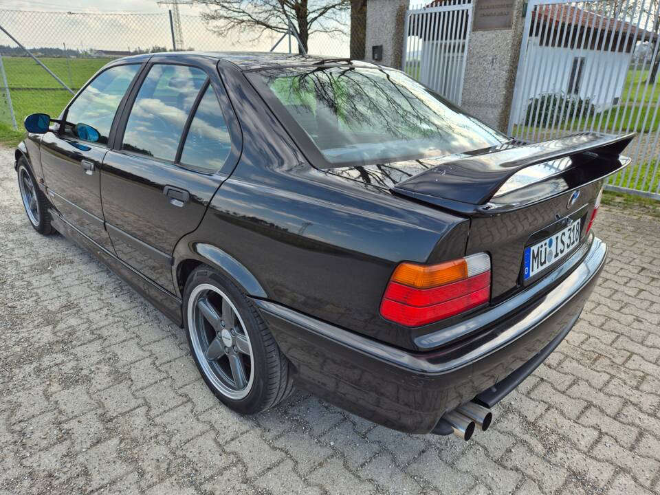 Image 3/49 of BMW 318is "Class II" (1994)