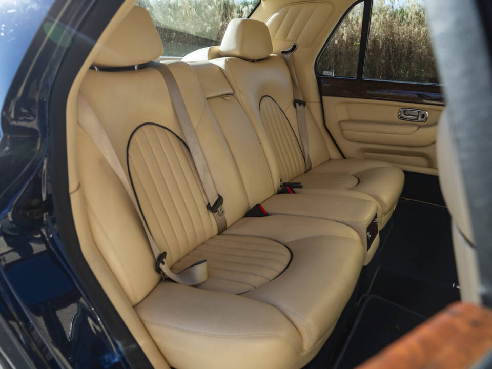 Image 18/50 of Bentley Arnage T (1999)