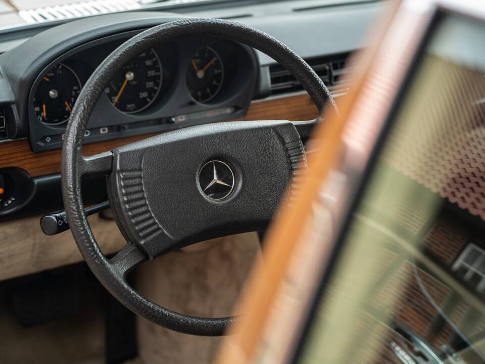 Image 24/81 of Mercedes-Benz 280 SE (1979)