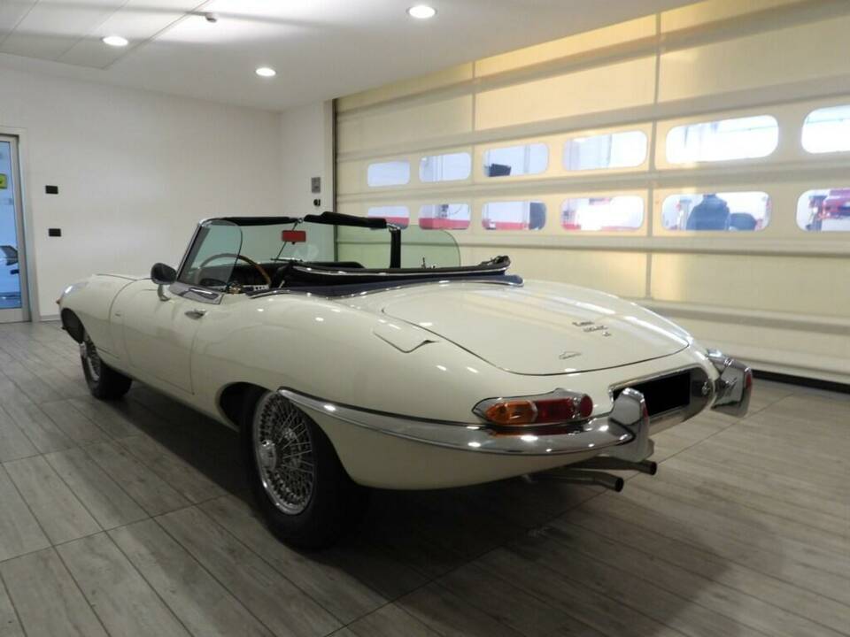 Image 3/15 de Jaguar E-Type (1968)
