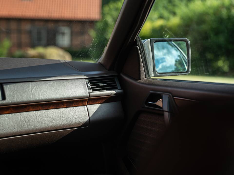 Immagine 34/73 di Mercedes-Benz 300 CE (1991)