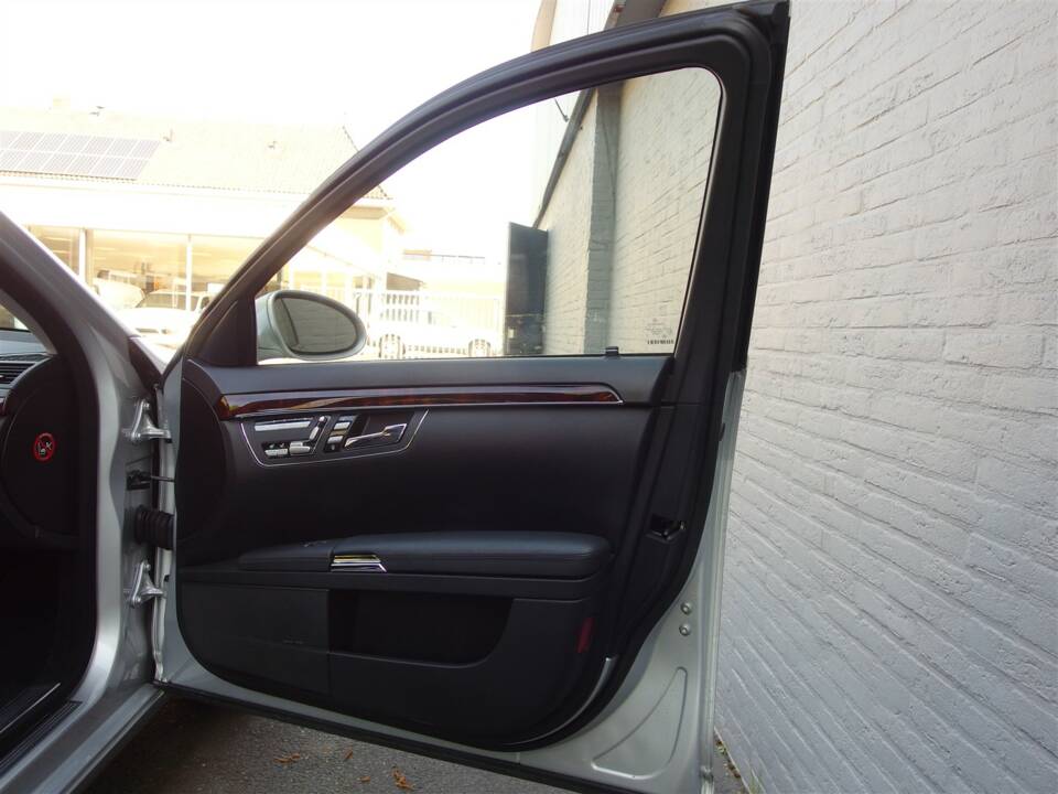Image 51/98 of Mercedes-Benz S 500 L (2007)