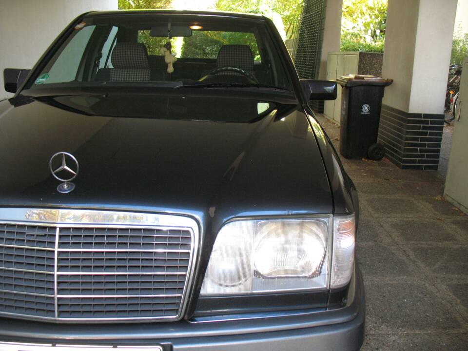 Bild 23/32 von Mercedes-Benz E 220 (1995)