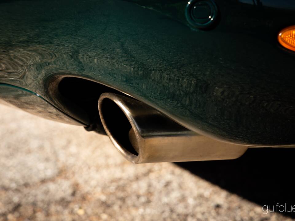 Image 25/70 of Jaguar XKR (2004)