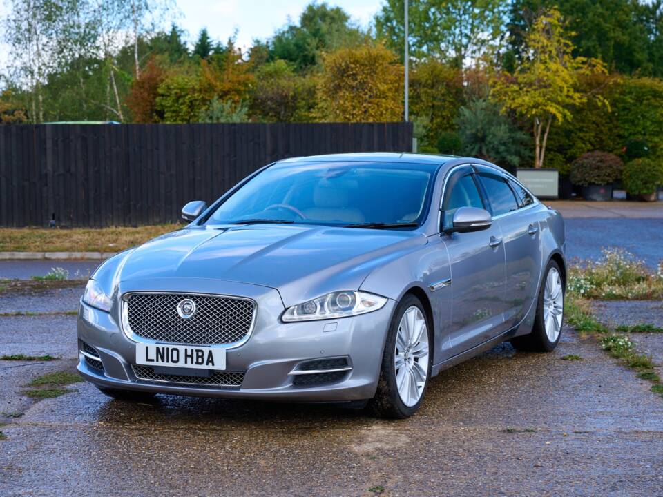 Bild 31/50 von Jaguar XJ 5.0 (2010)