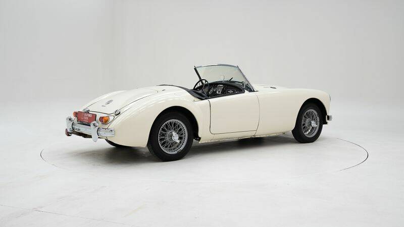 Image 2/15 of MG MGA 1600 (1962)
