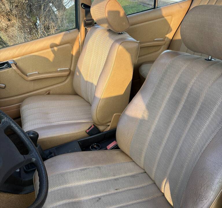 Image 2/8 of Mercedes-Benz 200 (1982)