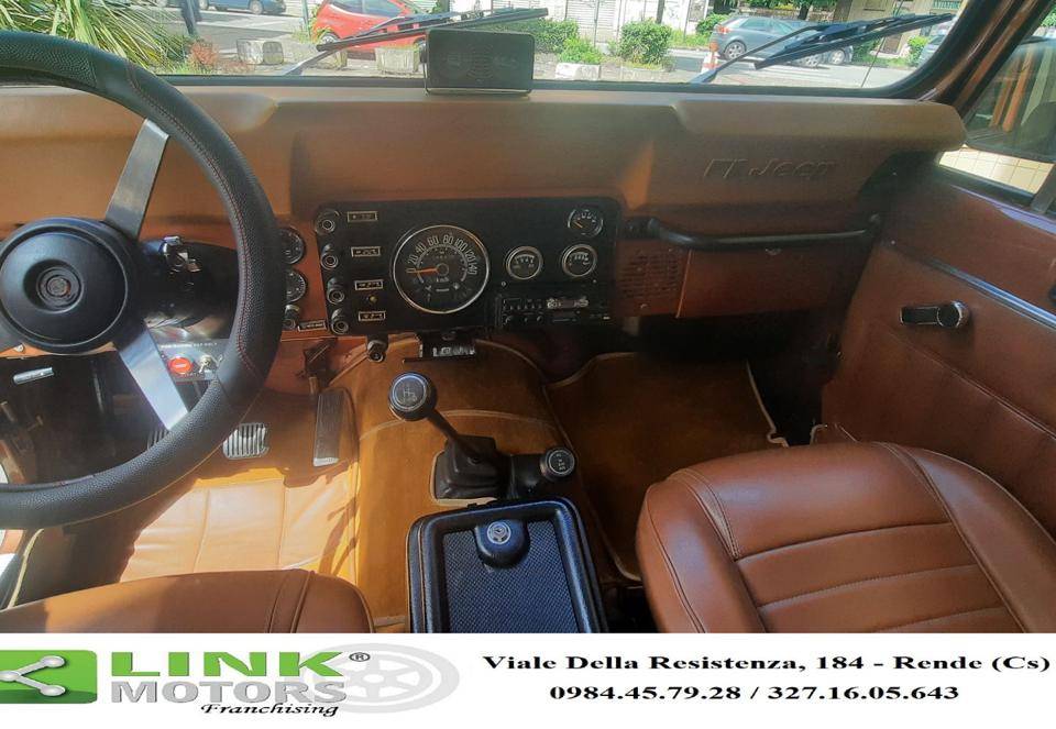 interior del jeep cj7 renegado