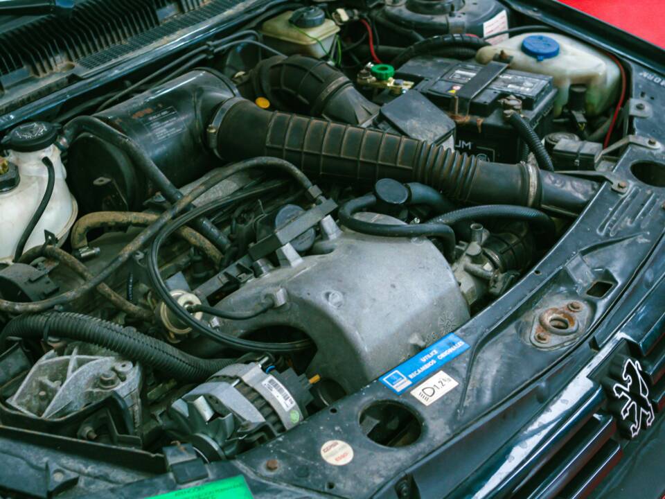 Image 31/33 of Peugeot 205 GTi 1.9 (1993)