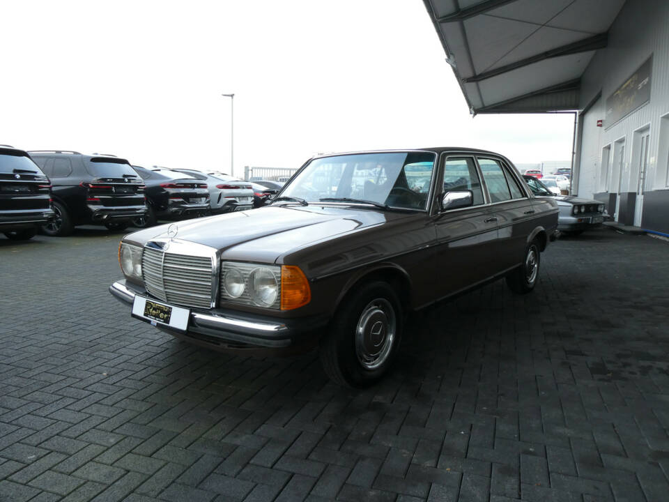 Imagen 3/20 de Mercedes-Benz 200 (1979)