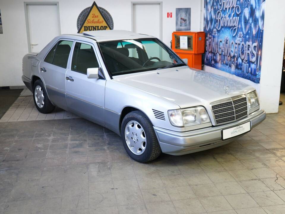 Image 1/33 of Mercedes-Benz E 300 Diesel (1994)