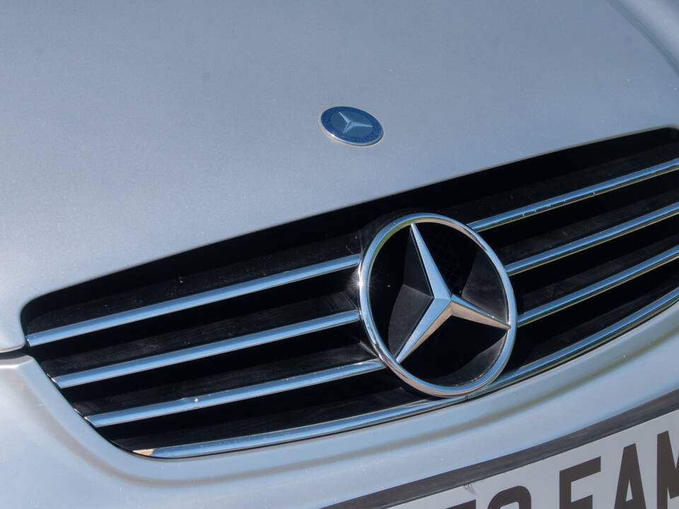 Image 24/50 of Mercedes-Benz CLK 55 AMG (2003)