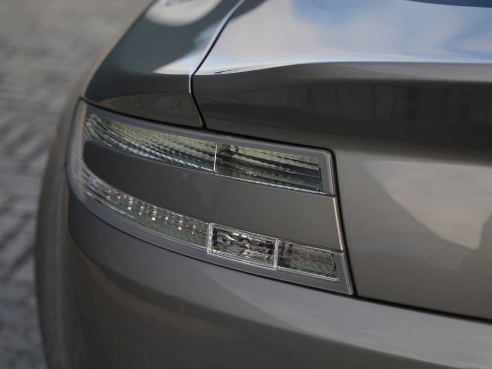 Imagen 50/50 de Aston Martin V12 Vantage (2012)