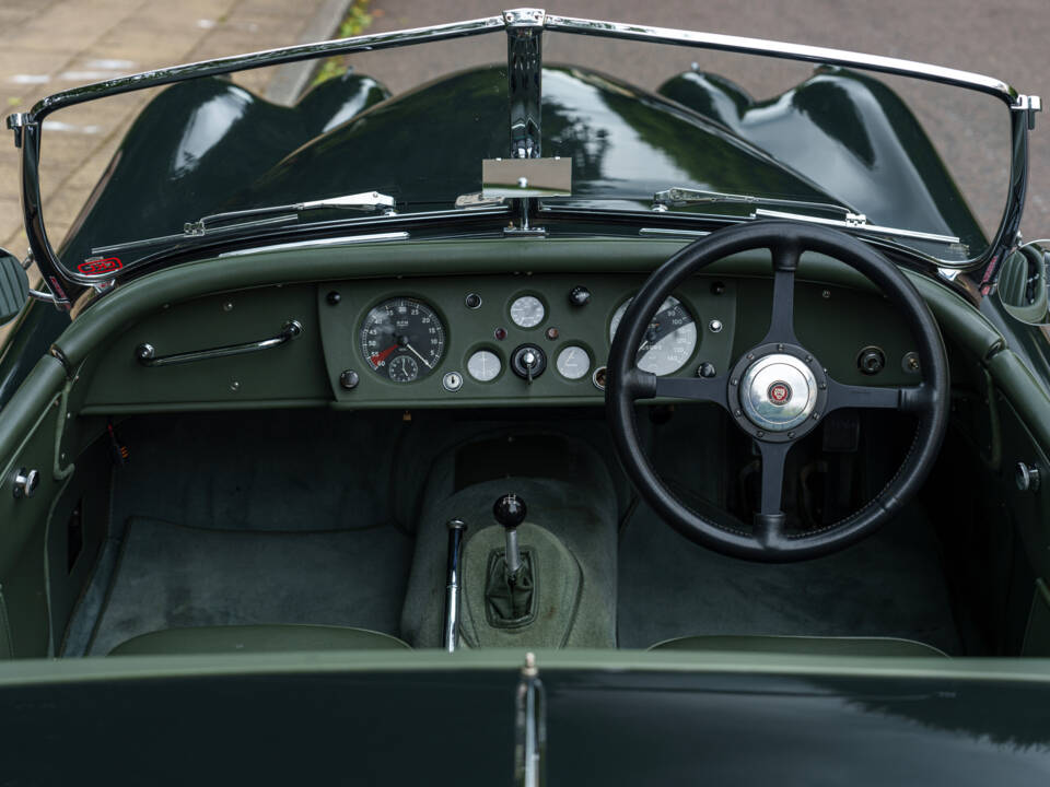 Image 13/25 of Jaguar XK 140 OTS (1956)