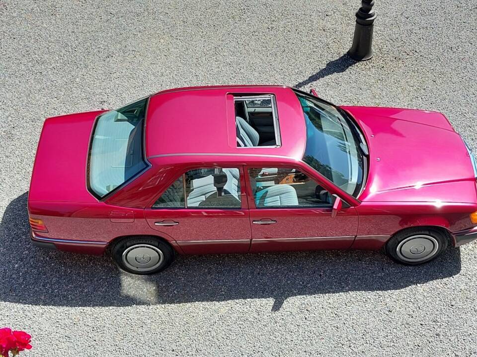 Image 8/15 of Mercedes-Benz 230 E (1990)