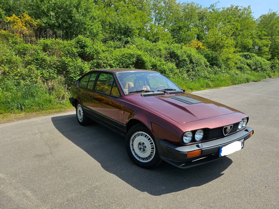 Imagen 5/9 de Alfa Romeo GTV 6 2.5 (1985)