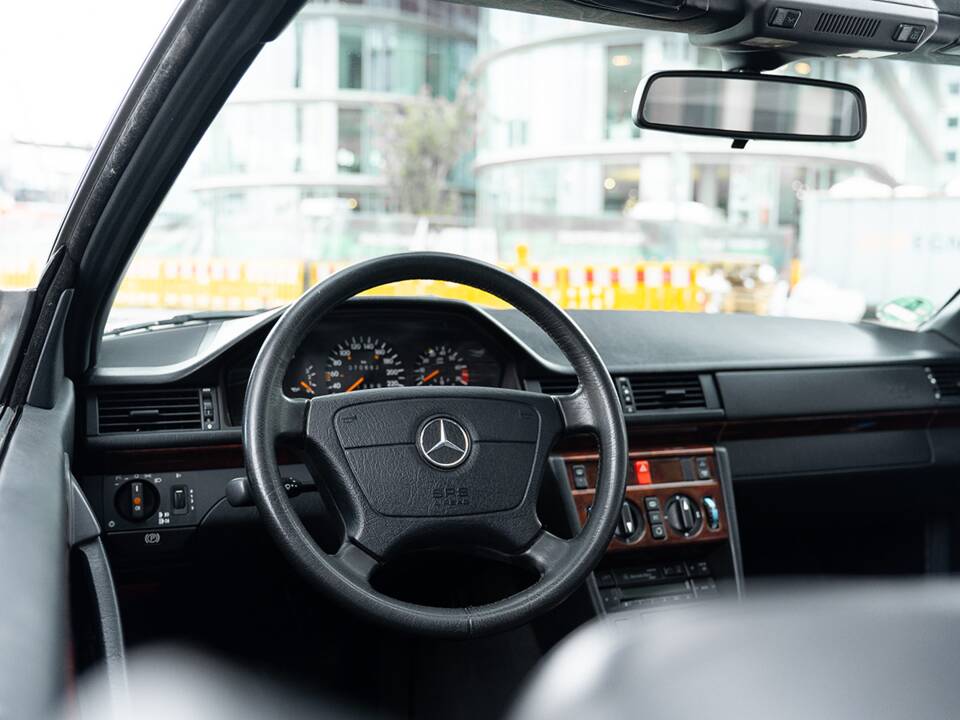 Image 34/45 of Mercedes-Benz E 220 (1995)