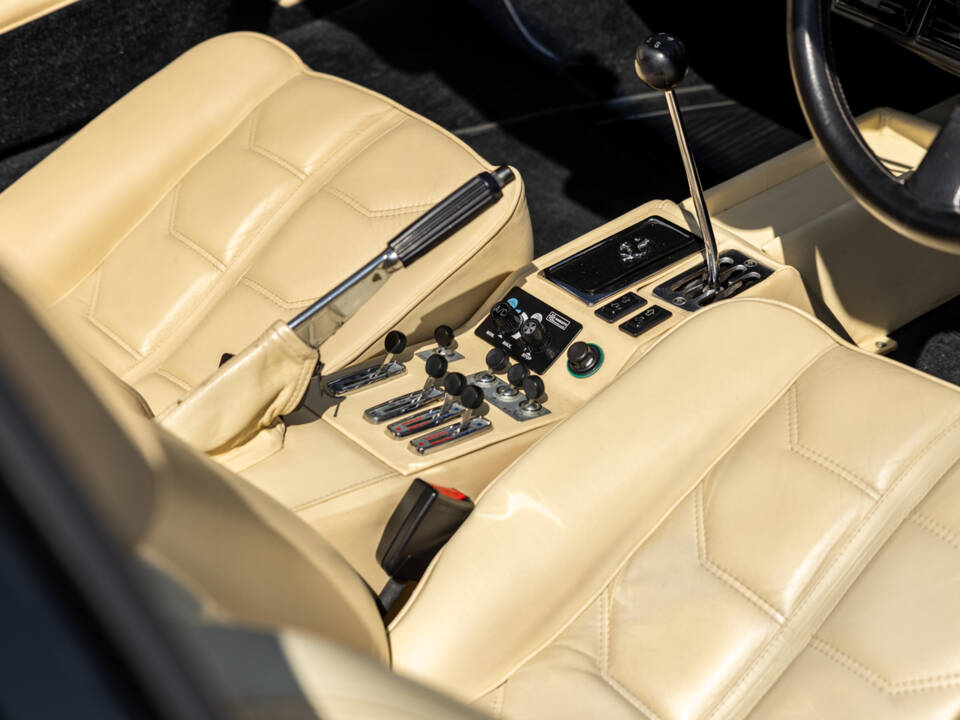 Image 32/80 of Ferrari 308 GTSi Quattrovalvole (1985)