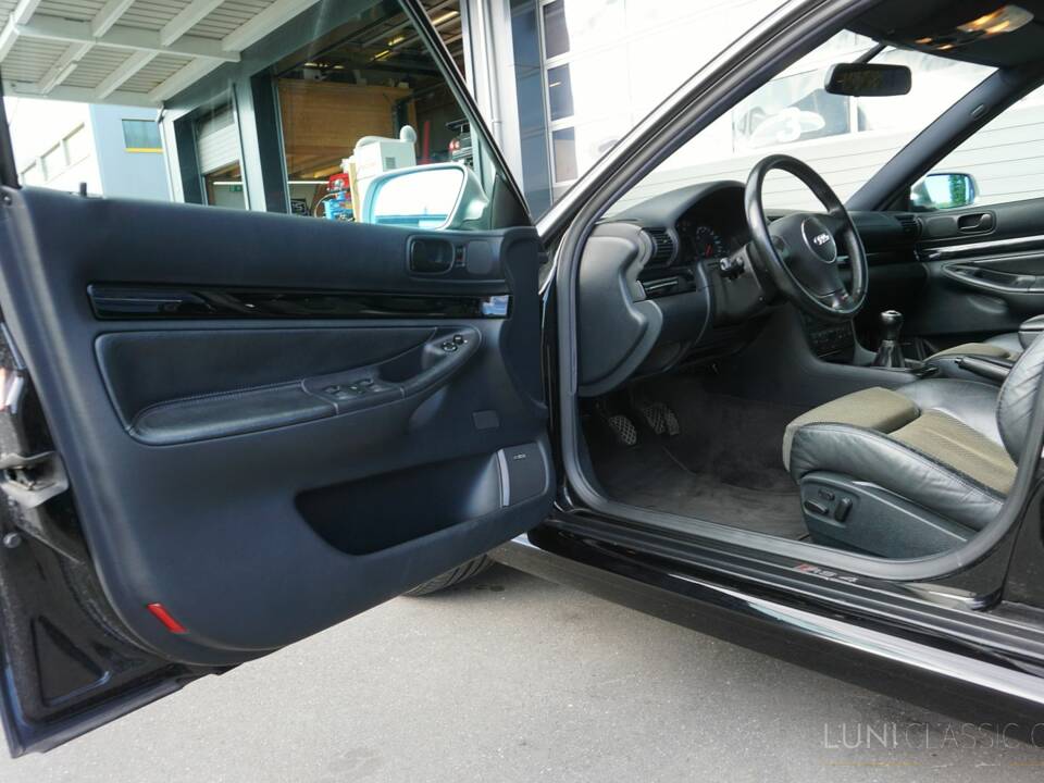 Image 28/41 of Audi RS4 Avant (2000)