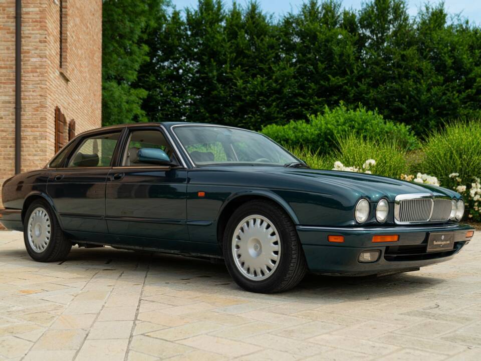 Bild 2/50 von Jaguar XJ6 3.2 (1995)