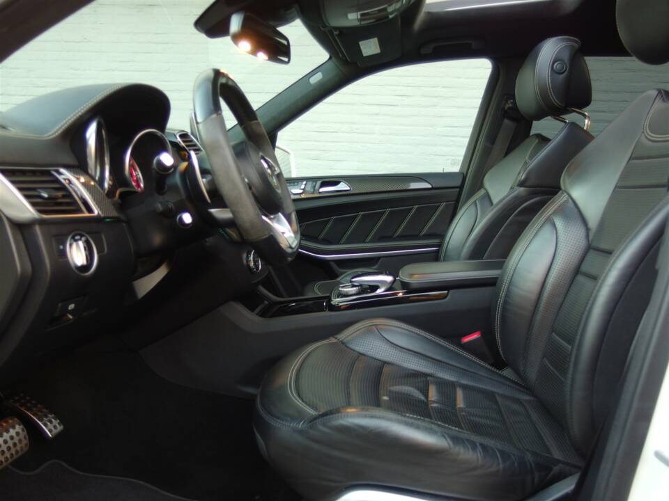 Image 32/98 of Mercedes-Benz GLS 63 AMG 4MATIC (2016)