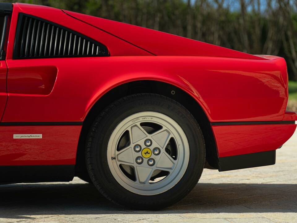 Image 21/50 de Ferrari 328 GTS (1987)