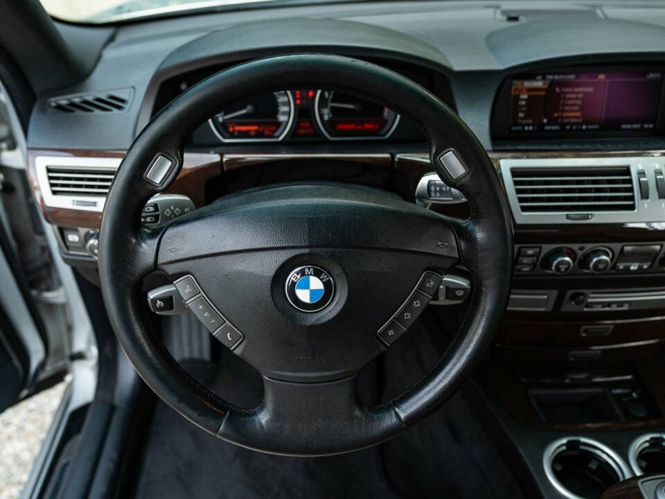 Bild 48/50 von BMW 745d (2005)