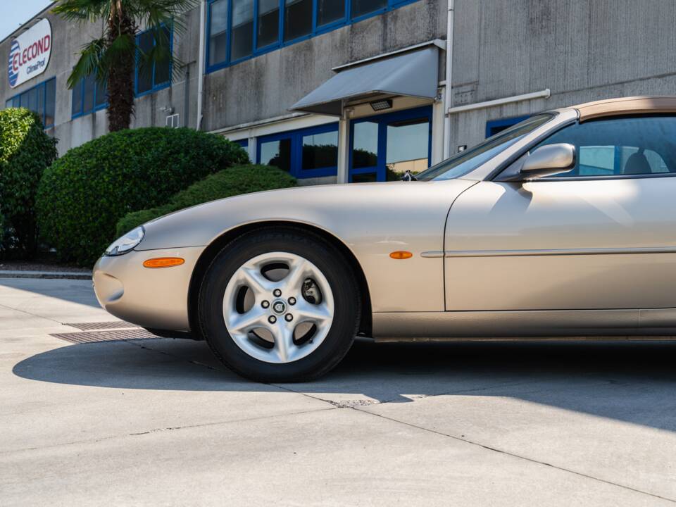 Image 10/91 de Jaguar XK8 4.0 (2000)