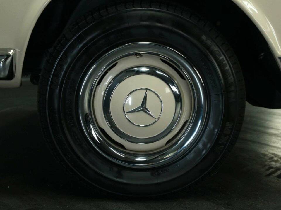 Image 48/50 of Mercedes-Benz 230 SL (1967)