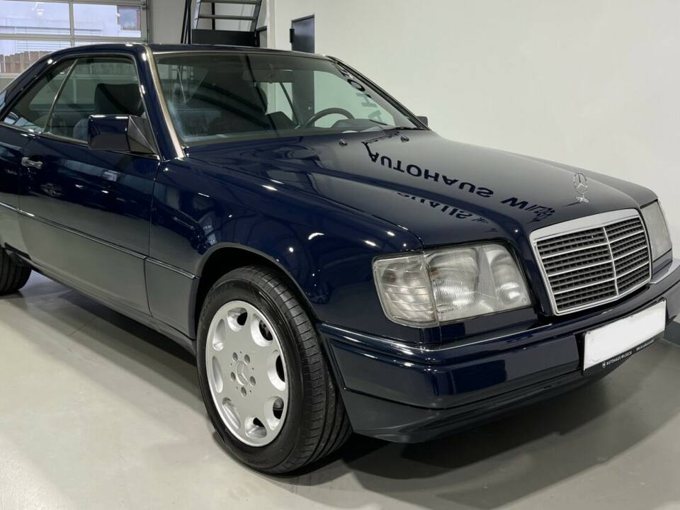 Afbeelding 6/23 van Mercedes-Benz 300 CE (1990)