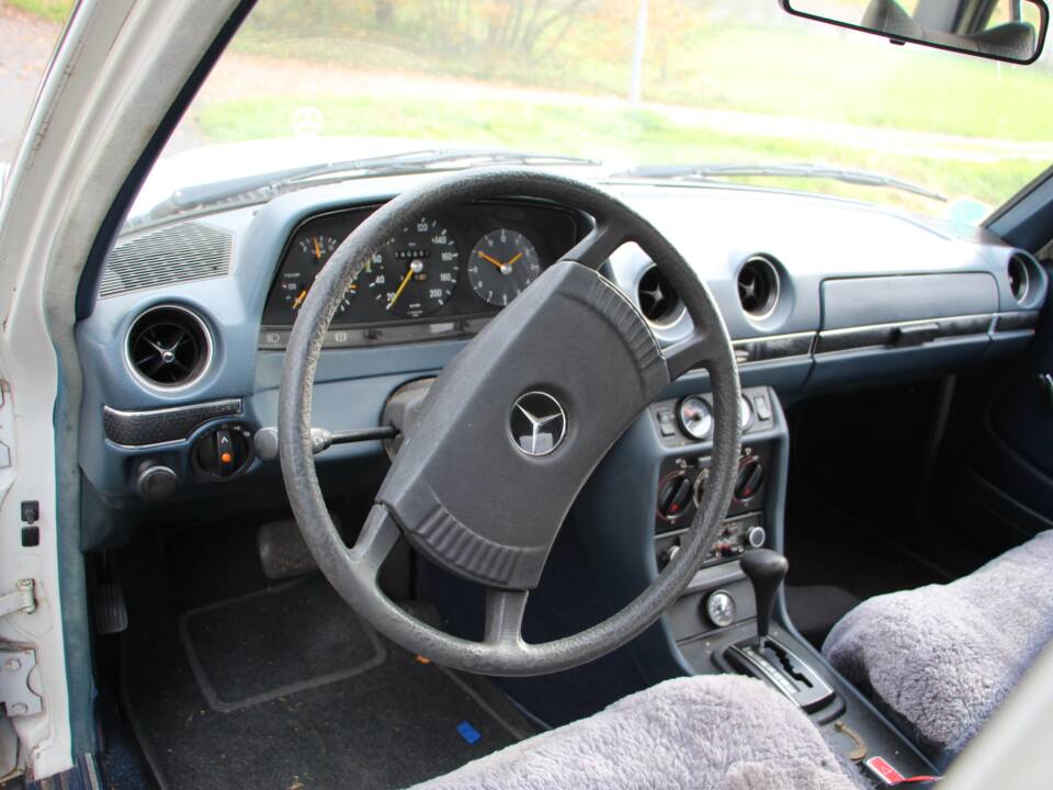 Image 15/22 of Mercedes-Benz 200 (1978)