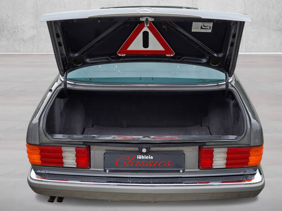 Image 18/23 of Mercedes-Benz 300 SE (1990)