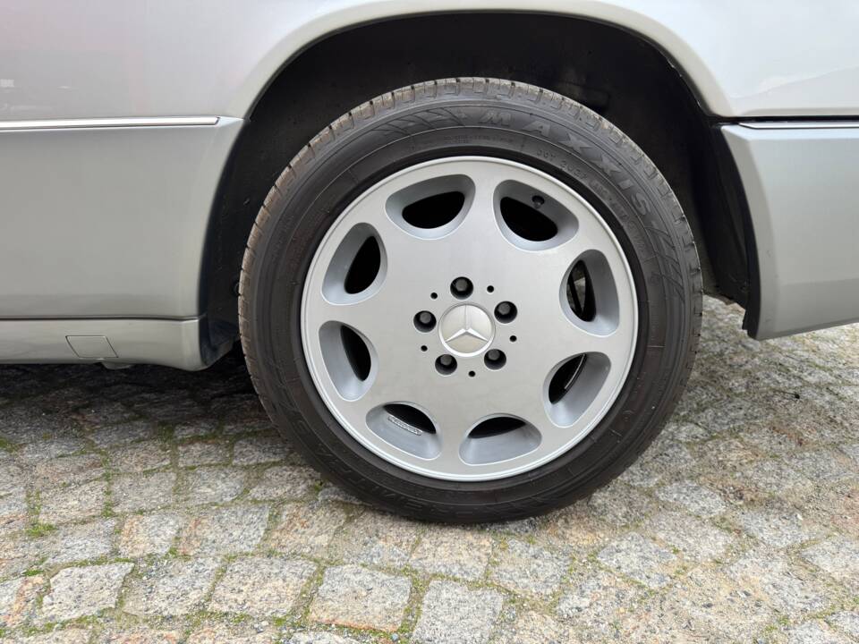 Imagen 11/100 de Mercedes-Benz 300 CE (1992)