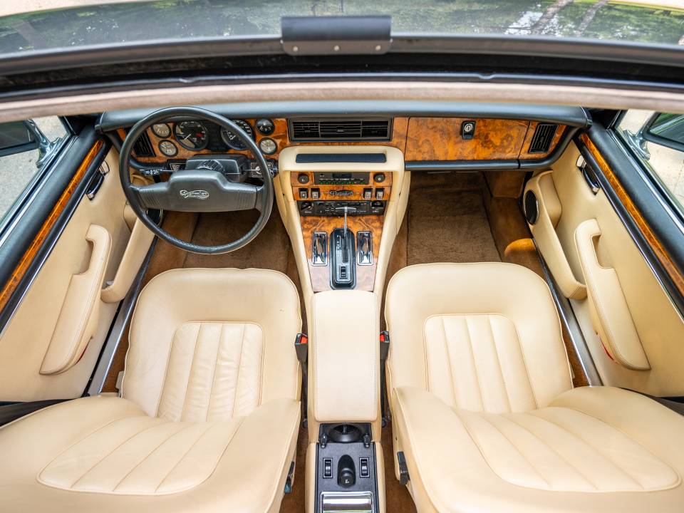 Image 33/42 of Daimler Double Six (1989)