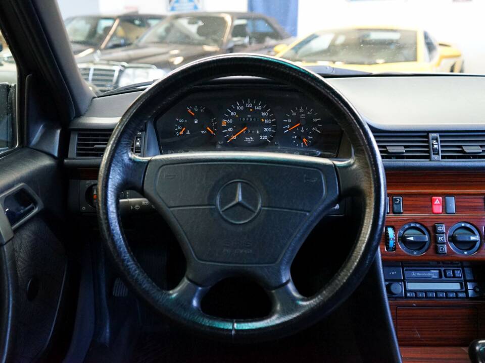 Image 18/33 of Mercedes-Benz E 300 Diesel (1994)
