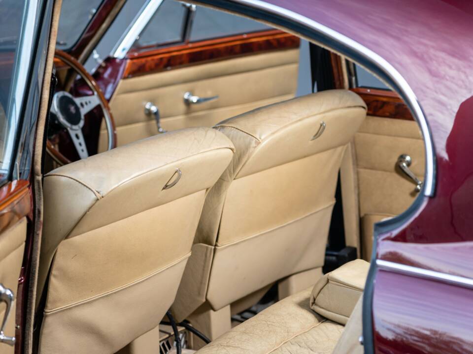 Image 19/25 of Jaguar Mk II 3.4 (1967)