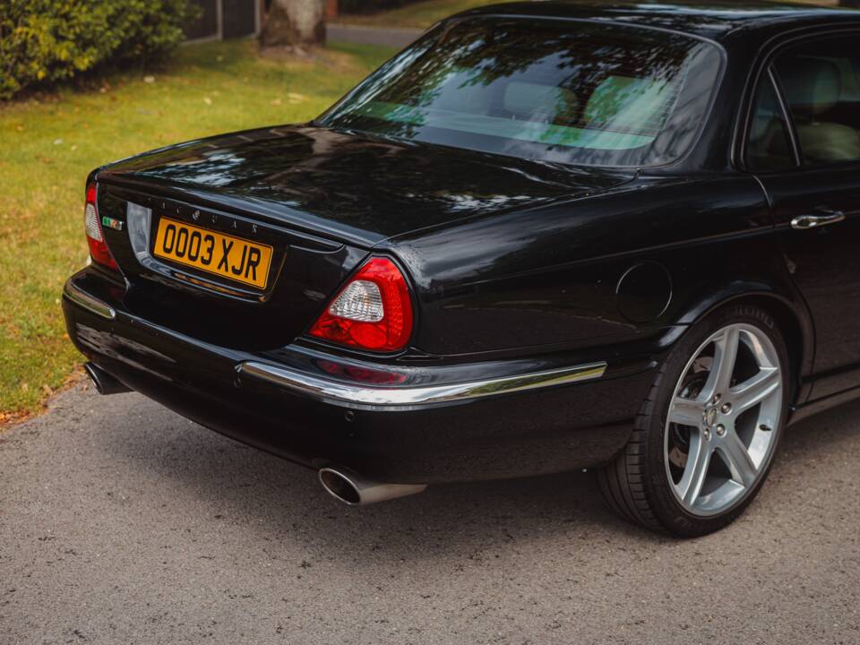 Image 44/48 of Jaguar XJR (2006)