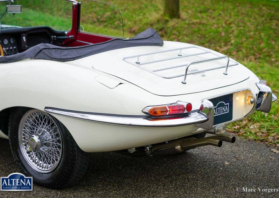Image 17/45 of Jaguar Type E 4.2 (1966)