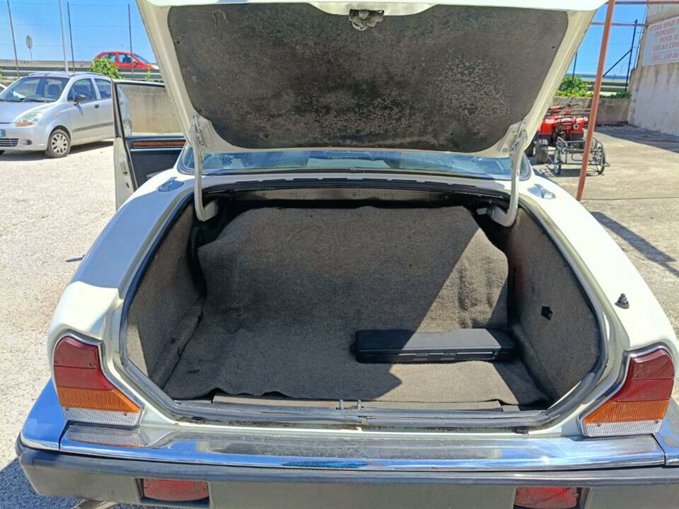 Image 9/50 of Jaguar XJ6 3.2 Sovereign (1983)