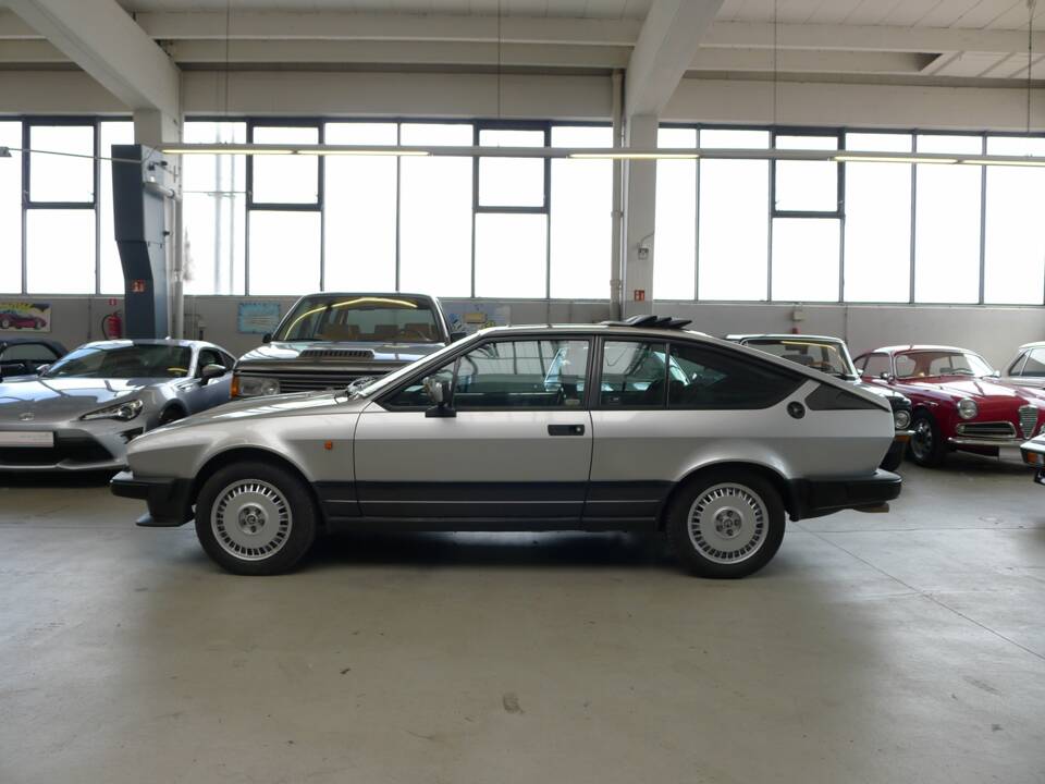 Bild 24/42 von Alfa Romeo GTV6 3.0 (1985)