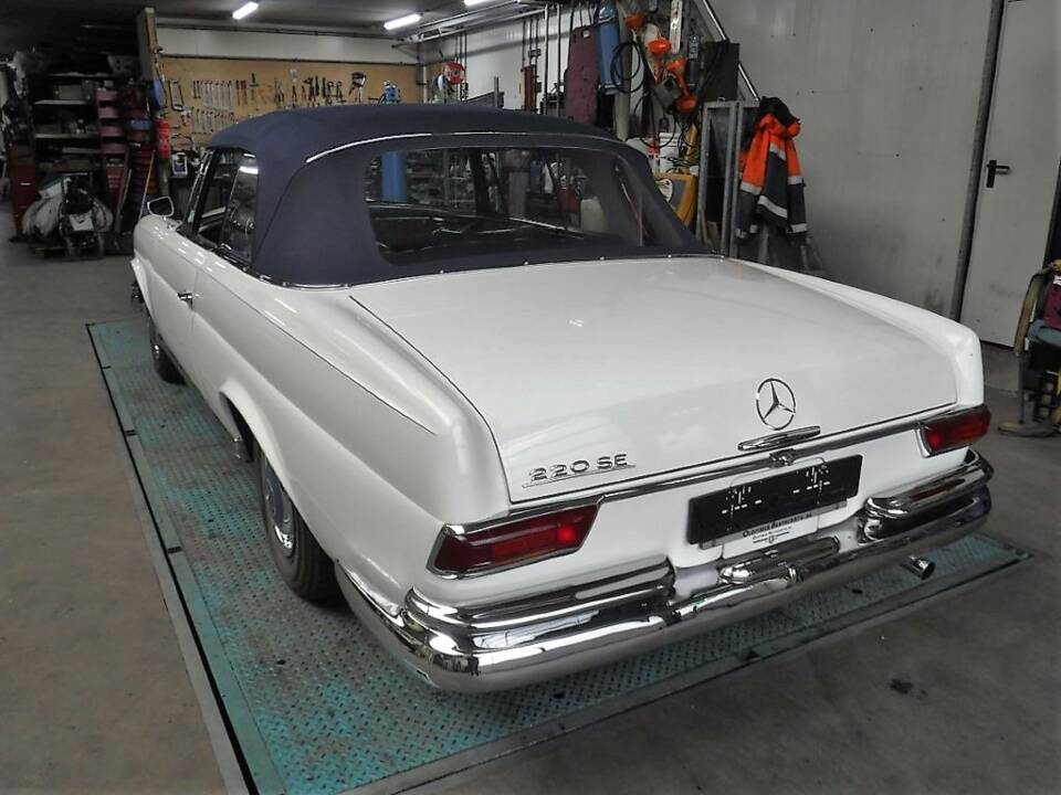 Image 7/50 of Mercedes-Benz 220 SE b (1963)