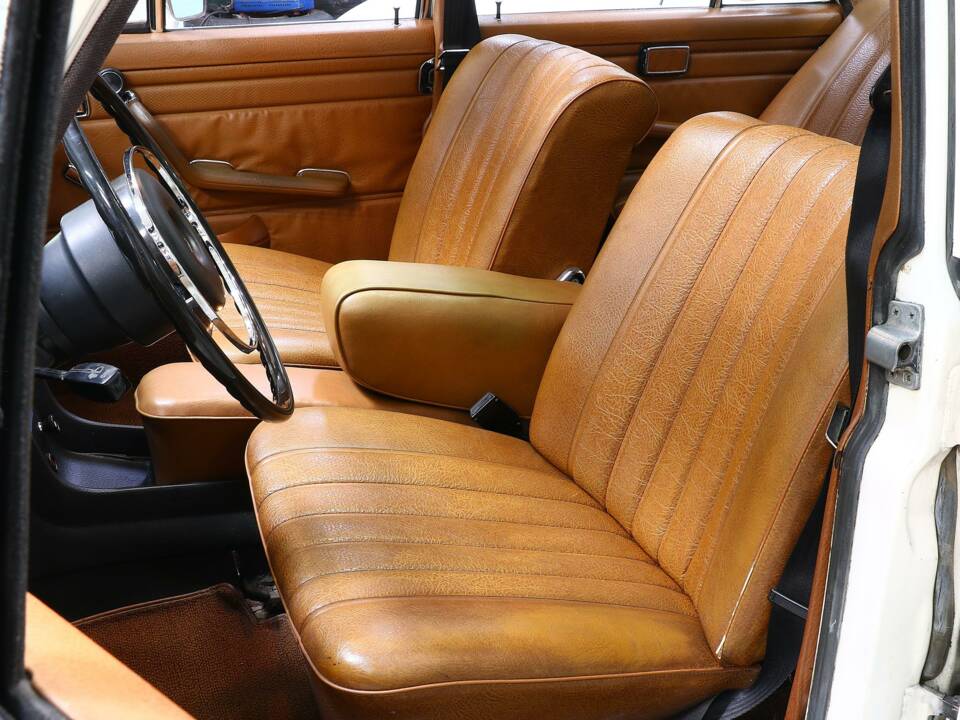 Image 10/15 of Mercedes-Benz 200 (1971)