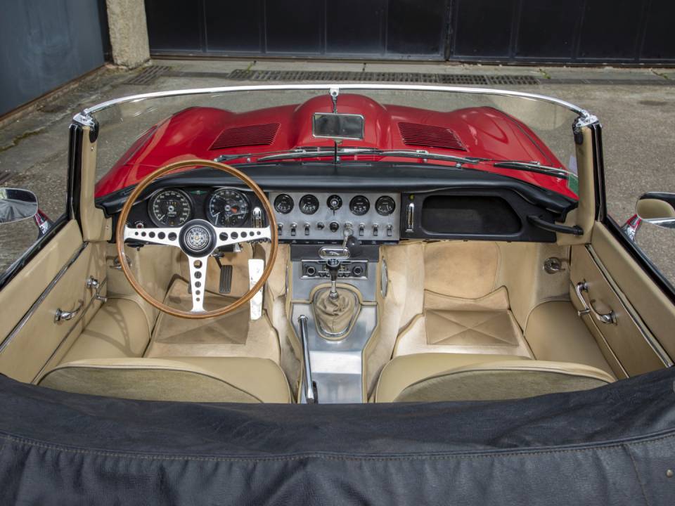 Immagine 17/36 di Jaguar E-Type 3.8 Flat Floor (1962)