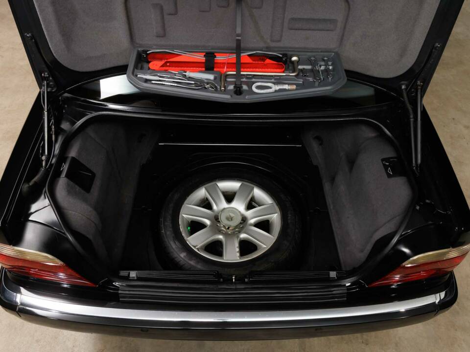Image 34/41 of BMW 750i (2000)
