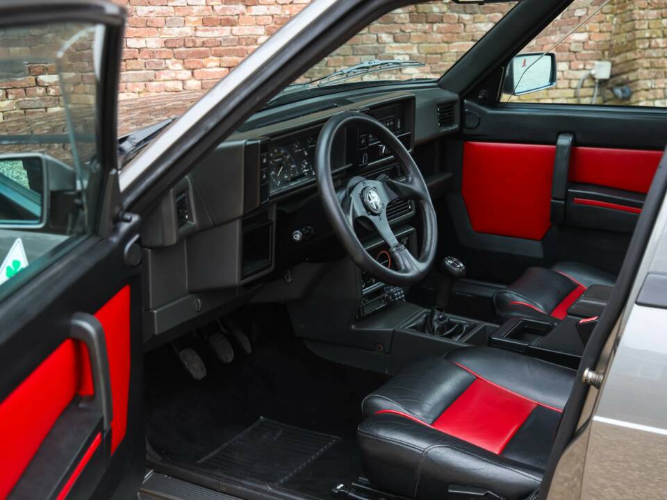 Afbeelding 48/50 van Alfa Romeo 75 3.0 V6 QV (1988)