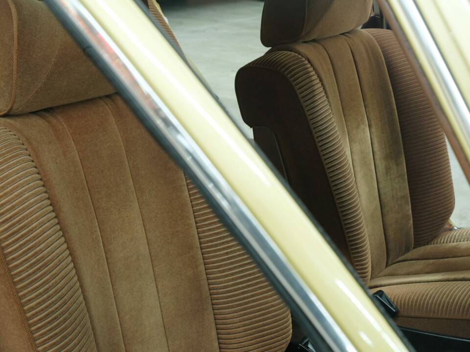 Image 34/50 de Mercedes-Benz 280 SE (1975)
